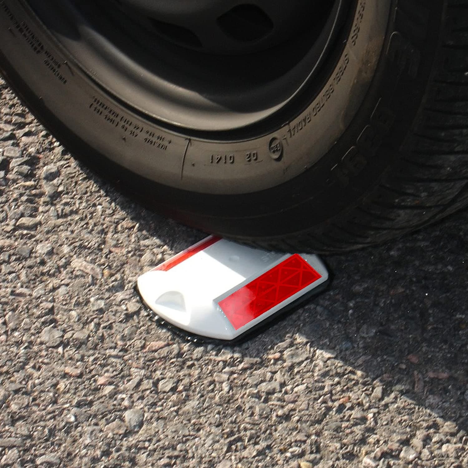 LADWA 100 Pieces White Road Studs/Reflectors (10cm x 9cm), Great Reflecting for Speed Bumps, Sidewalks, Pedestrian Crossings, Freeways & Driveways (White) view 3